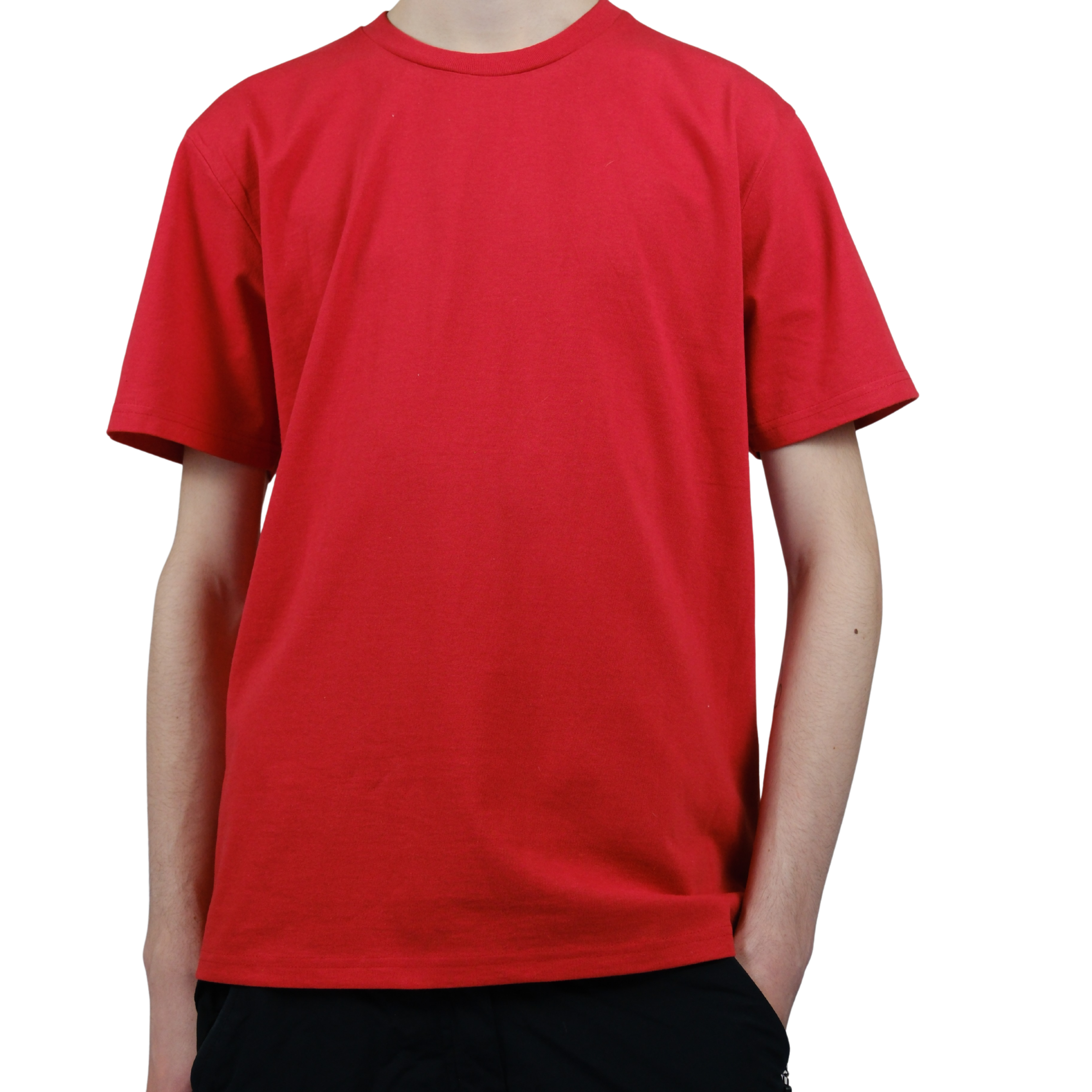 ხარისხიანი წითელი ფერის მაისური ბუნებრივ განათებაში — რბილი და მჭიდრო ტექსტილი