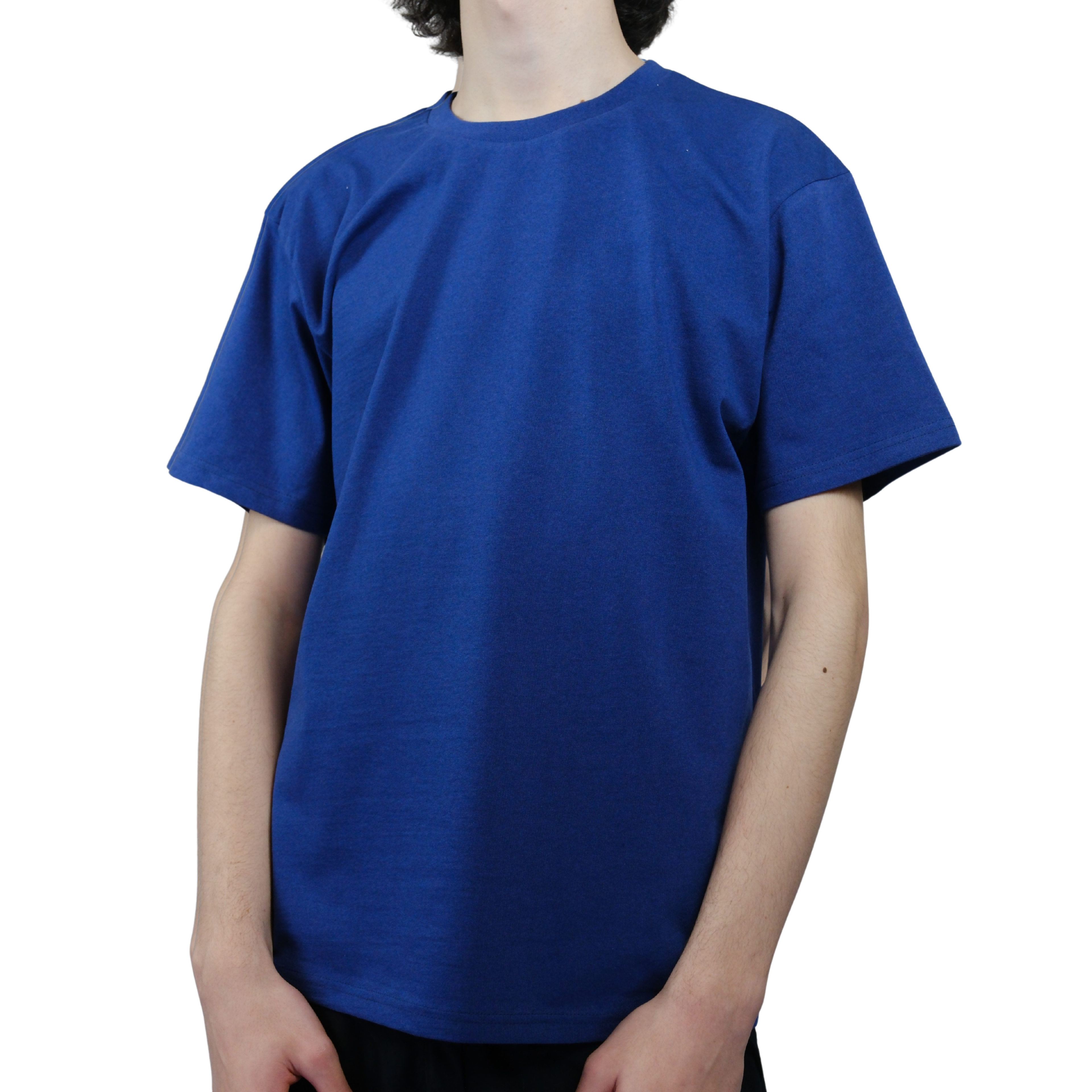 ცისფერი/ლურჯი მაისური ბუნებრივ ფონზე — მაღალი ხარისხის ქსოვილი და გამძლეობა